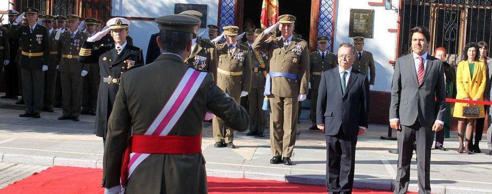 El general Sancho saluda a los invitados al acto de celebración de la Pascua Militar (J. CHELLARAM)