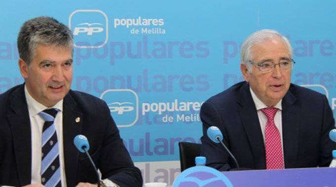 Cosido y el presidente de Melilla, Juan José Imbroda, hoy durante el acto de presentación de la moción (PP)