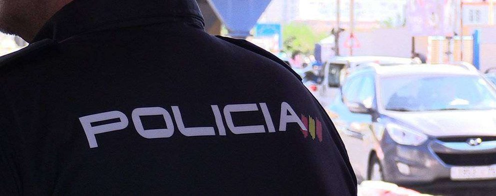 Un policía, en su puesto de trabajo en la frontera (C.A./ARCHIVO)