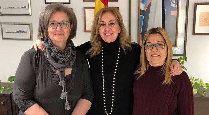 La consejera Adela Nieto con responsables de la Asociación de Fibromialgia (CEDIDA)