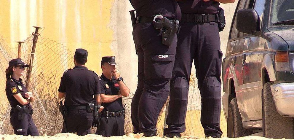 Policías nacionales, en una intervención policial (C.A./ARCHIVO)