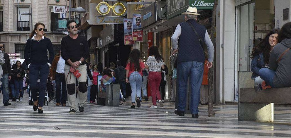 Viandantes caminan por la calle Real (C.A./ARCHIVO)