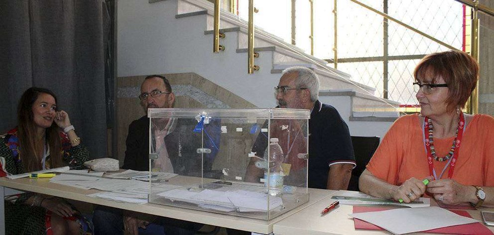 Mesa de votación instalada en la Delegación del Gobierno (C.A.)