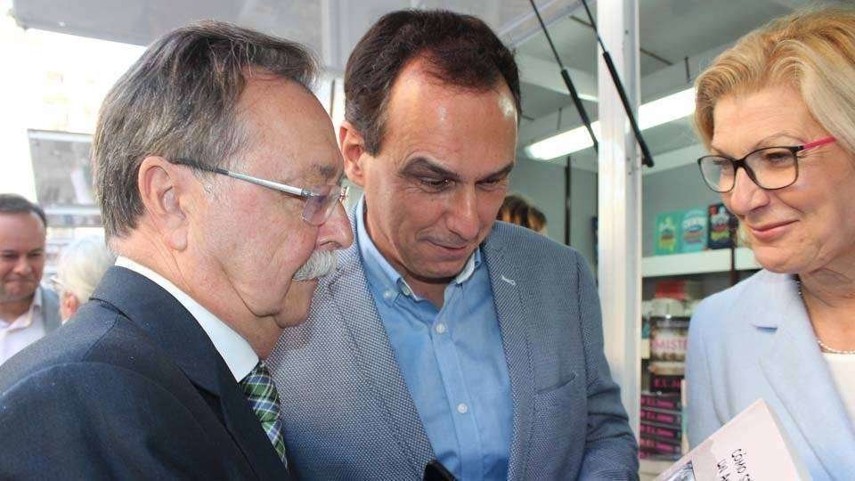 Vivas y Hernández conversan durante la pasada edición de la Feria del Libro (C.A./ARCHIVO)
