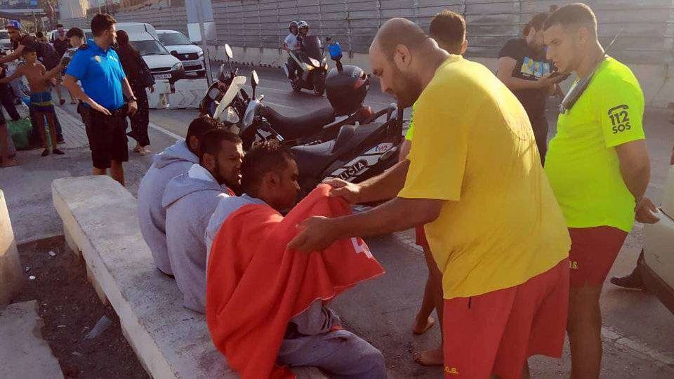 Los socorristas de Marsave atienden a los tres hombres tras su rescate (CEDIDA)