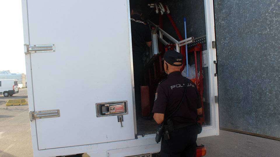 Un agente inspecciona el interior de un camión (C.A.) Operación Feriante
