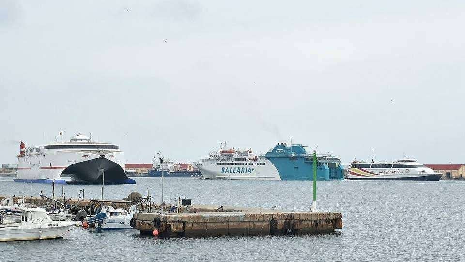 Buques de las tres navieras que cubren el servicio con Algeciras, a la entrada del puerto (C.A./ARCHIVO)