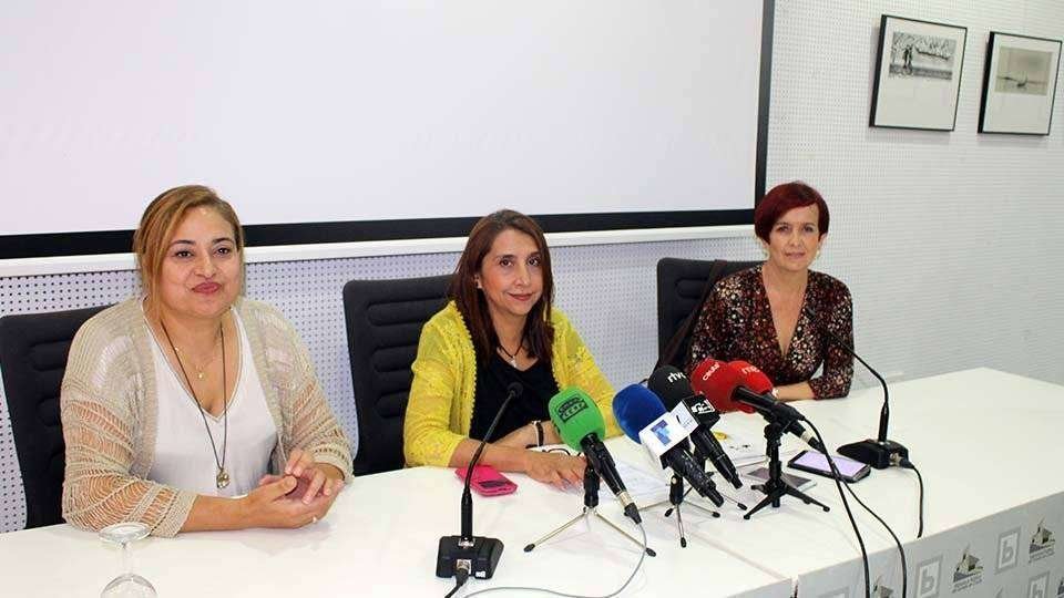 La presidenta de BPW, Sonia Vashdev, (en el centro) durante la rueda de prensa ofrecida hoy (C.A.)