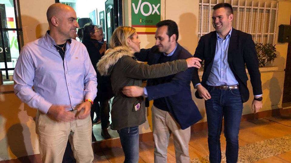 López se abraza al presidente de su partido, Sergio Redondo, tras conocer los resultados (C.A.)