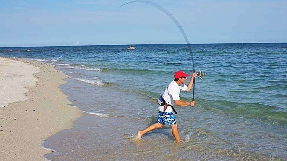 Un pescador lanza su caña