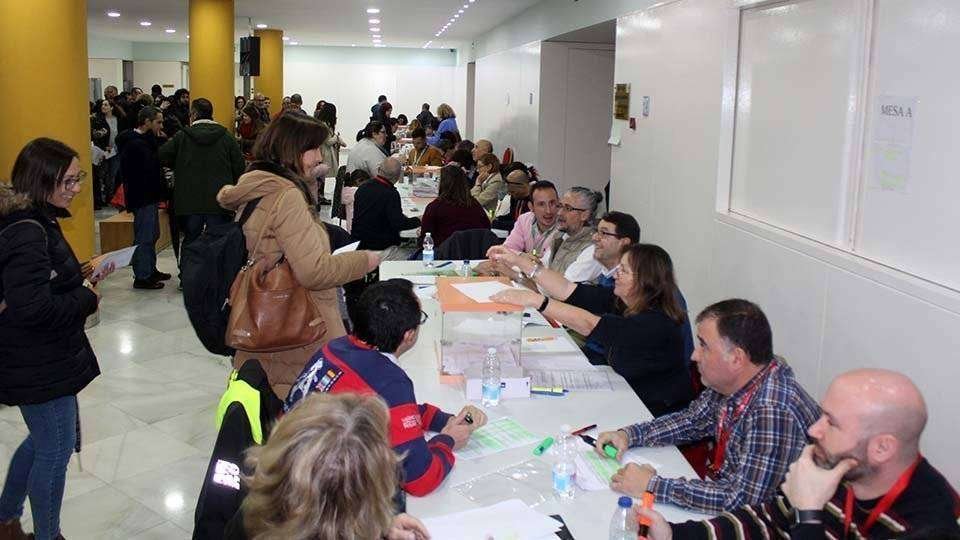 Los docentes votan en las mesas instaladas en el Palacio de la Asamblea (C.A.)