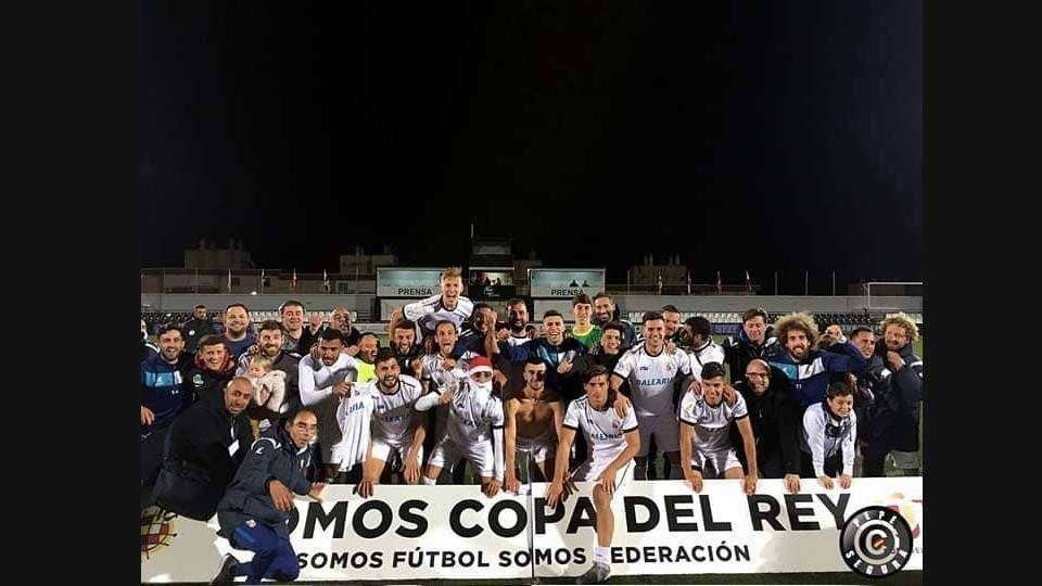 Los jugadores ceutíes celebran su pase a la siguiente ronda de la Copa del Rey (PEPE SEGURA)