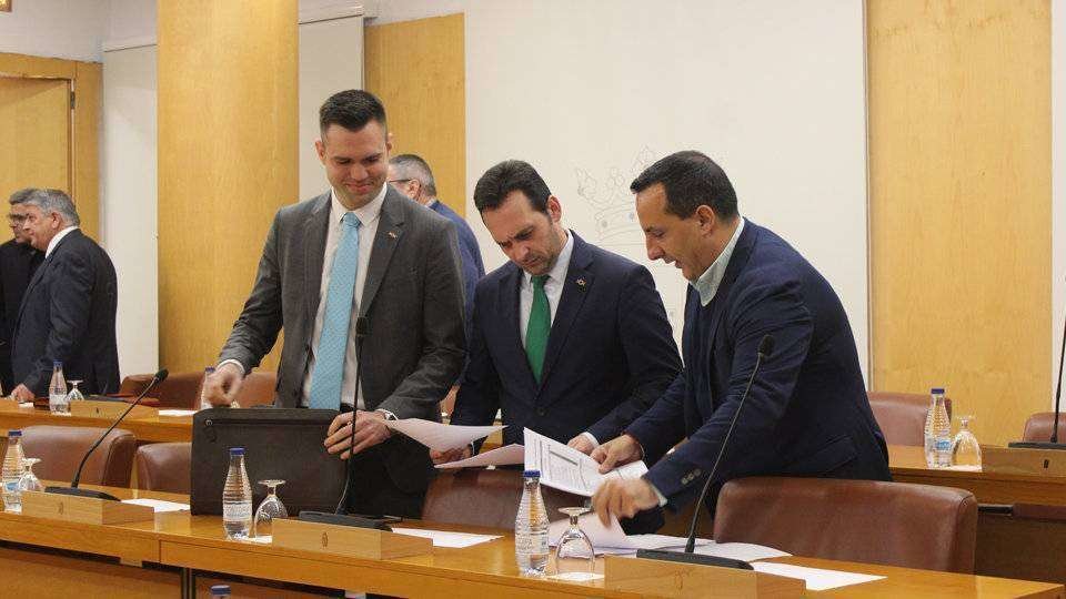El presidente de Vox, Sergio Redondo, (en el centro) junto al diputado Carlos Verdejo (a la izquierda) (C.A./ARCHIVO)