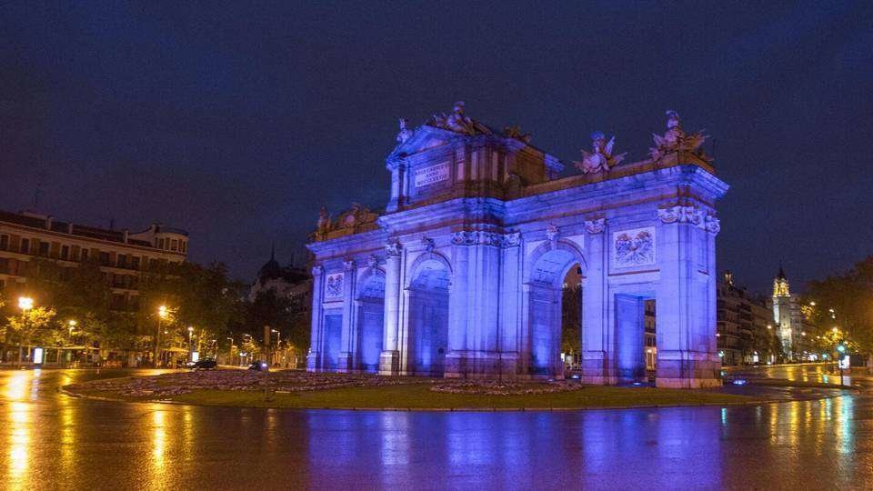 La Puerta de Alcalá de Madrid se tiñó de azul para sumarse al #Makeitblue (TWITTER ESPACIO MADRID)