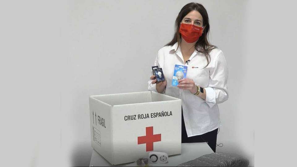 Una voluntaria muestra uno de los kits distribuidos por Cruz Roja (CEDIDA)