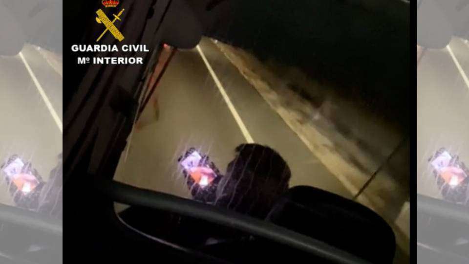 El conductor investigado mantiene una videoconferencia al volante (GUARDIA CIVIL)