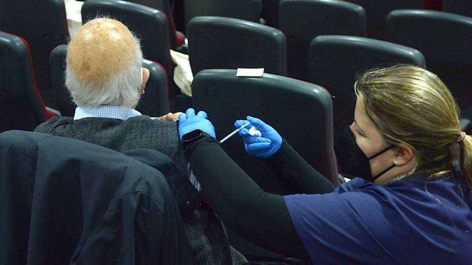 Una enfermera vacuna a un hombre en el Palacio de la Asamblea (CEDIDA)