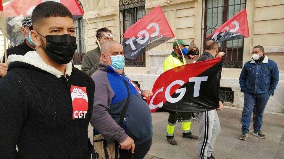 Sindicalistas de CGT, durante la concentración celebrada esta mañana a las puertas del Palacio de la Asamblea (C.A.)