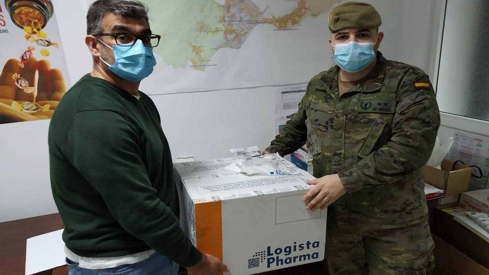 Un oficial de Farmacia del Ejército hace entrega de la 1.900 dosis a la Ciudad (CEDIDA)