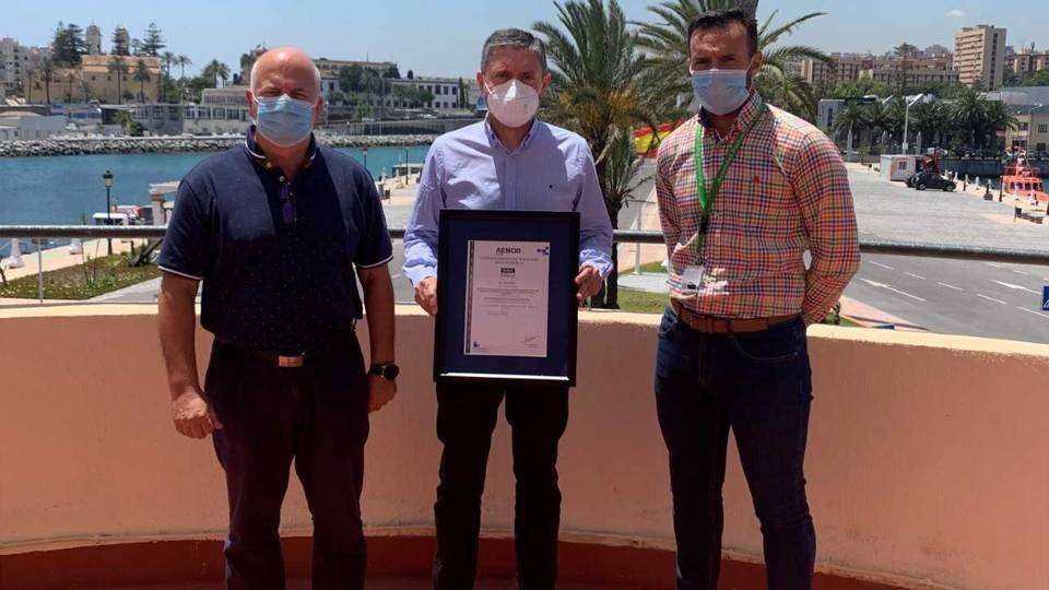 El presidente  de la Autoridad Portuaria, Juan Manuel Doncel, posa portando el certificado obtenido (CEDIDA)