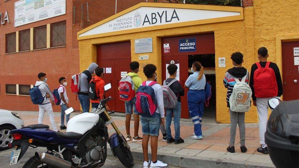 Menores, a las puertas del instituto Abyla