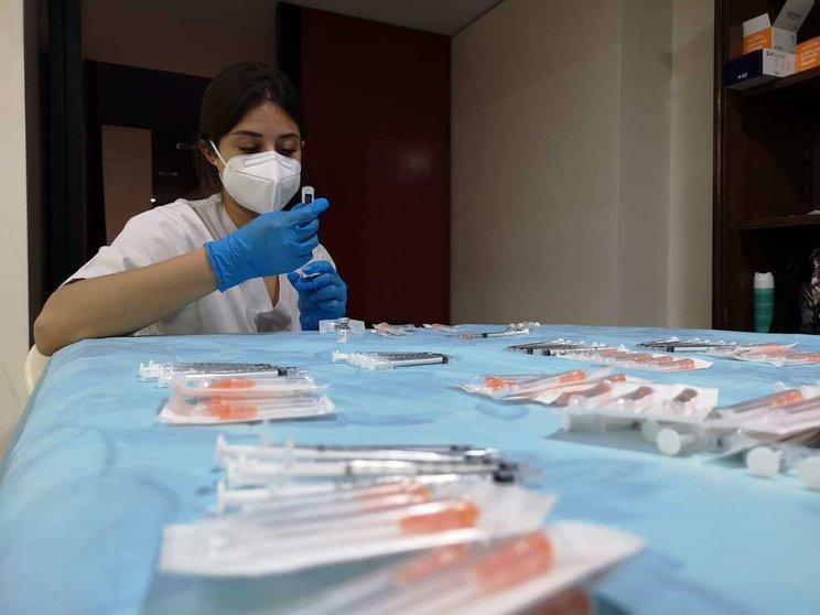 Preparación de dosis de las vacunas contra la covid en el punto de vacunación situado en el Salón de Actos de la Asamblea de la Ciudad