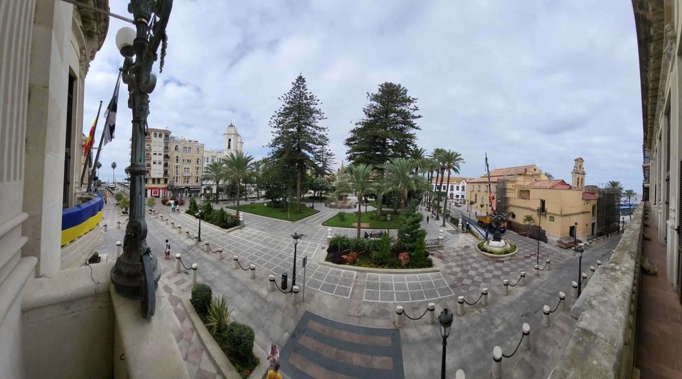 Panorámica de la Plaza de África desde el ayuntamiento, cielos cubiertos.