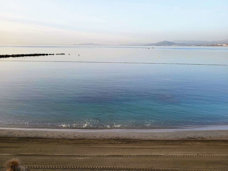 playa de la Ribera. Cielo despejado con bruma matinal