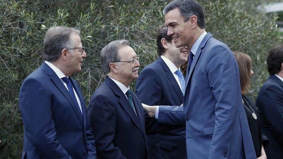 Los presidentes de Melilla y Ceuta saludan al presidente del Gobierno, Pedro Sánchez (ARCHIVO)