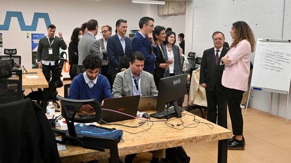 Visita del presidente Vivas a las instalaciones que sirven de sede al proyecto tecnológico «Ceuta Open Future» (C.A./ARCHIVO)