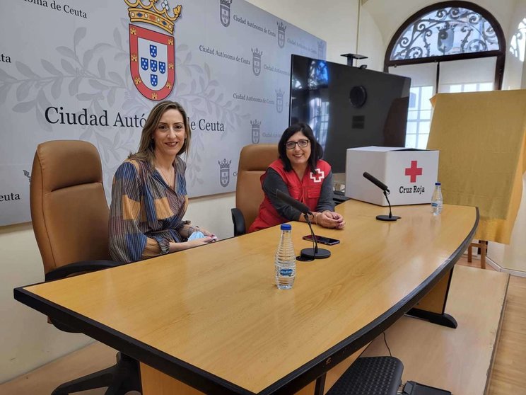 Araceli García e Isabel Brasero, en la presentación de la campaña solidaria 'el deporte nos une'