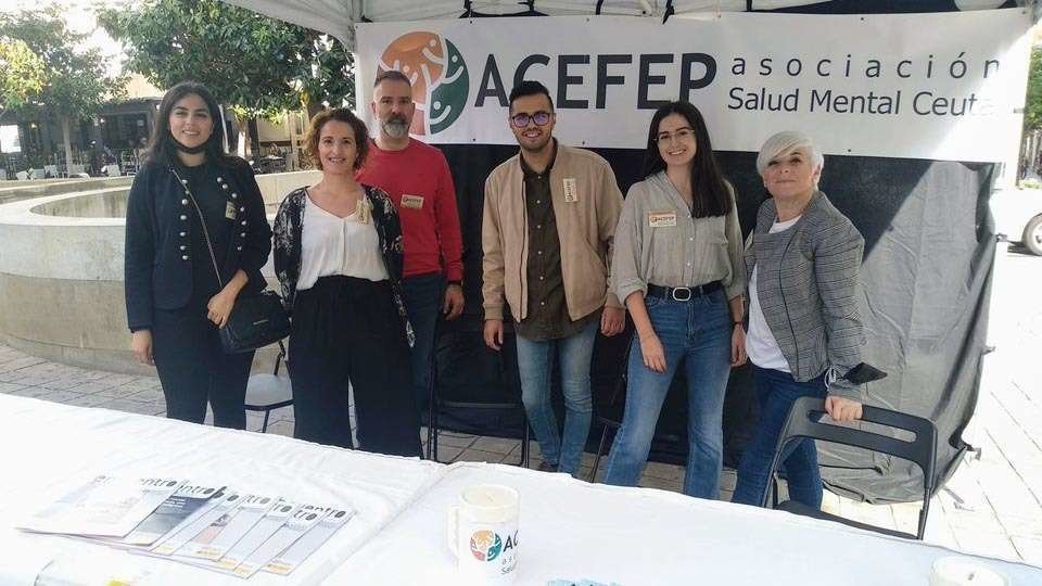 Activistas de Acefep, en una mesa informativa instalada por la entidad (C.A./ARCHIVO)