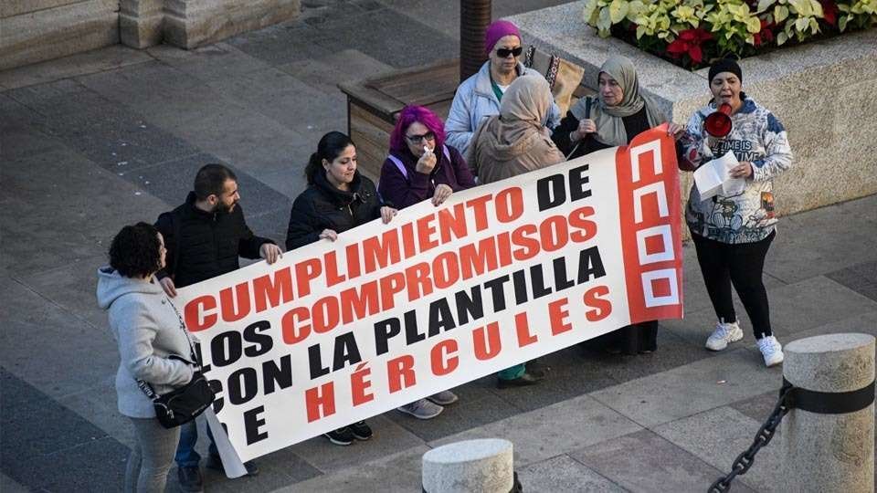 Trabajadores de Hércules, concentrados ante el Palacio de la Asamblea (C.A./ARCHIVO)
