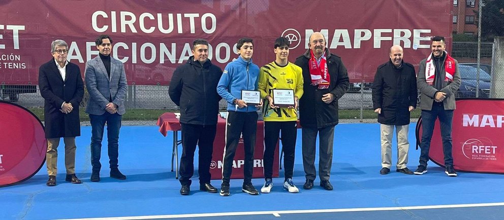 Daniel Gómez Larrinaga Campeón de España Aficionados Sub15 recogiendo el trofeo de las manos de Miguel Díaz Román Presidente de la RFET
