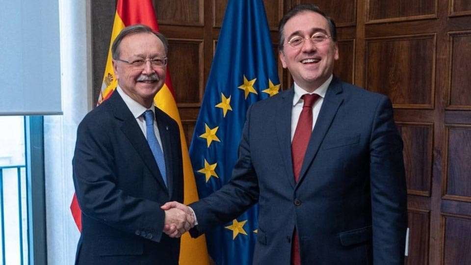 El presidente Vivas y el ministro Albares se saludan en al sede de Exteriores (CEDIDA)