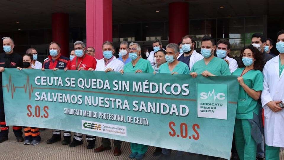 Protesta de los médicos ceutíes ante las puertas del Hospital Universitario (C.A./ARCHIVO)