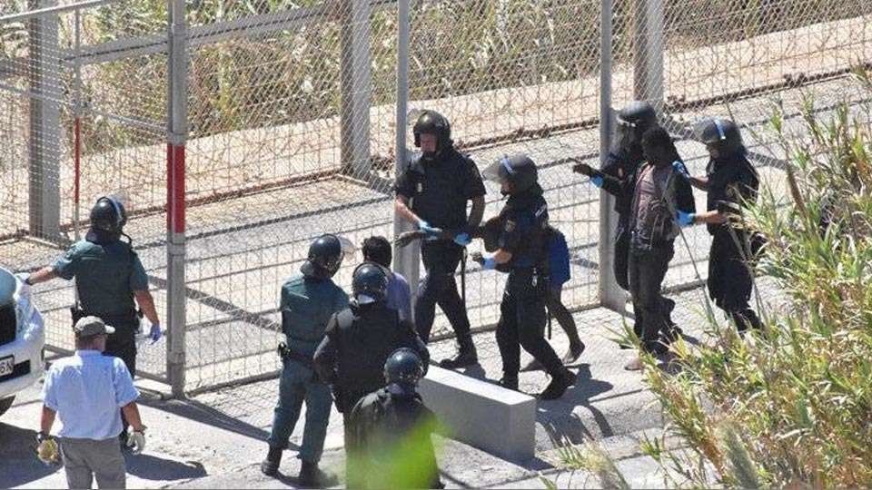 Devolución en caliente de dos migrantes durante un salto a la valla en 2016 (C.A./ARCHIVO)