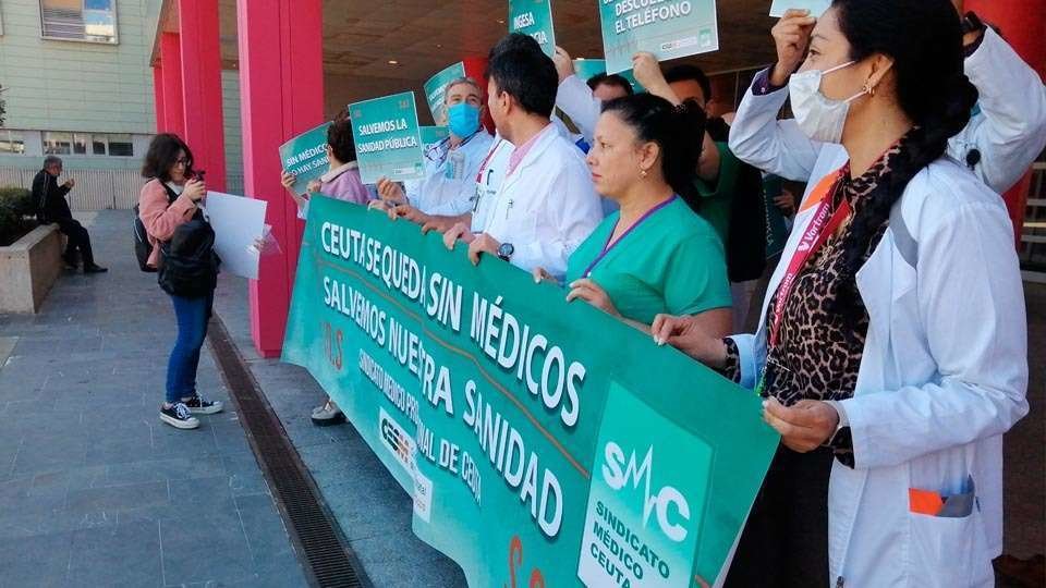 Un grupo de médicos se concentra ante las puertas del Hospital Universitario (C.A.)