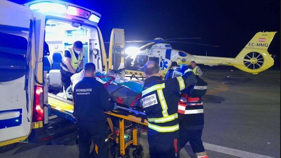 La herida es conducida al helicóptero estacionado en el Helipuerto de Ceuta (C.A.)
