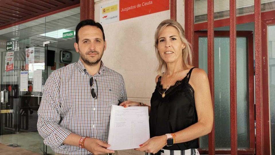 López, junto al presidente local de Vox, a su salida de la Junta Electoral tras inscribir su candidatura (CEDIDA)