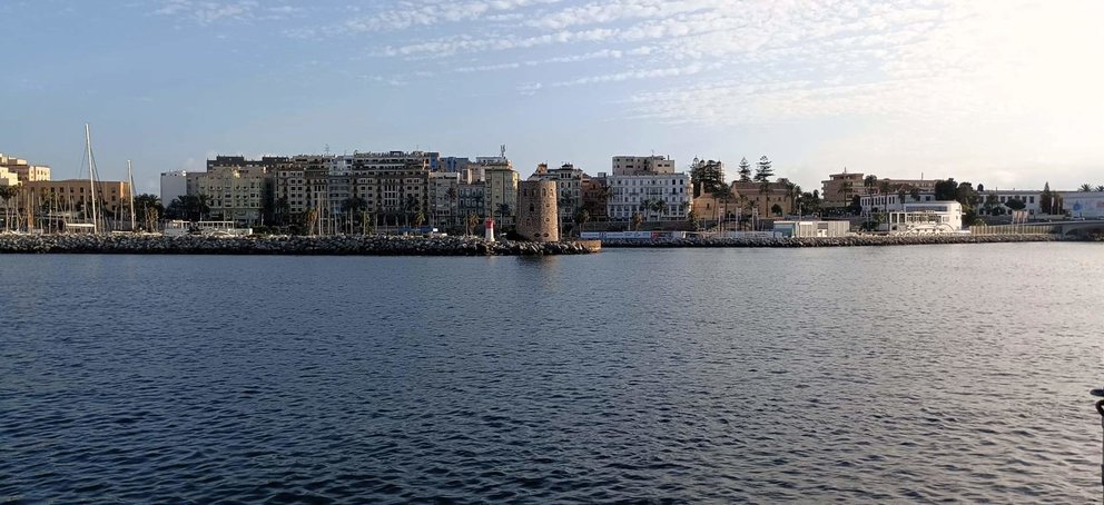 Vista de Ceuta desde el mar cielo con alguna nube