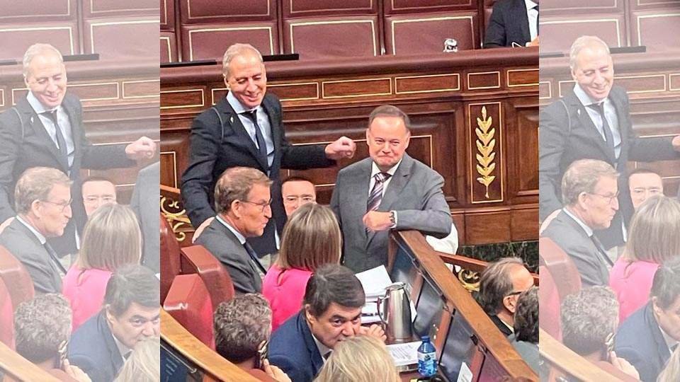 Abdeselam y Celaya, de pie, junto al escaño de Feijóo durante un receso de la sesión parlamentaria (CEDIDA)