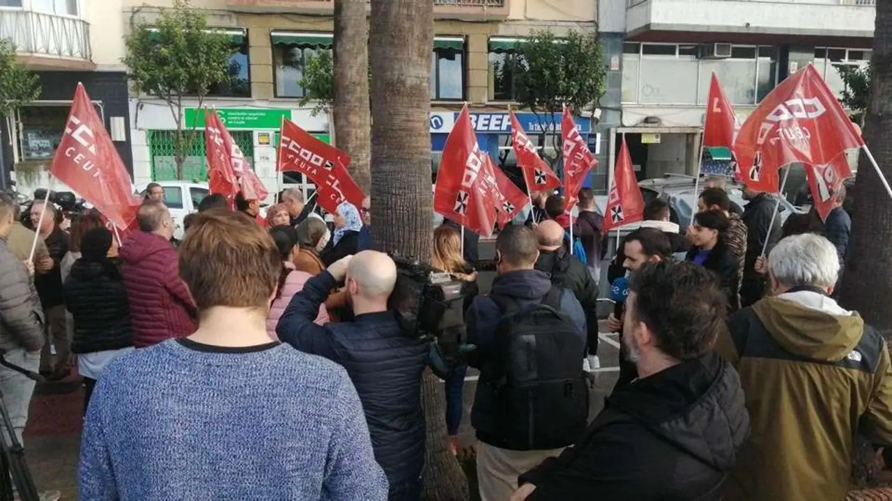 Concentraci&oacute;n de trabajadores de H&eacute;rcules en solidaridad con una compa&ntilde;era despedida