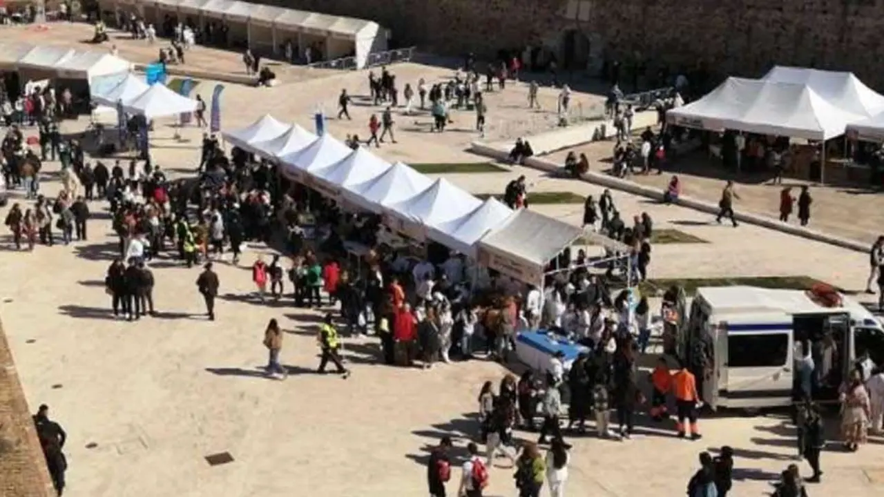 Vista de la Feria de la Educaci&oacute;n y la Formaci&oacute;n en las Murallas Reales (C.A.)