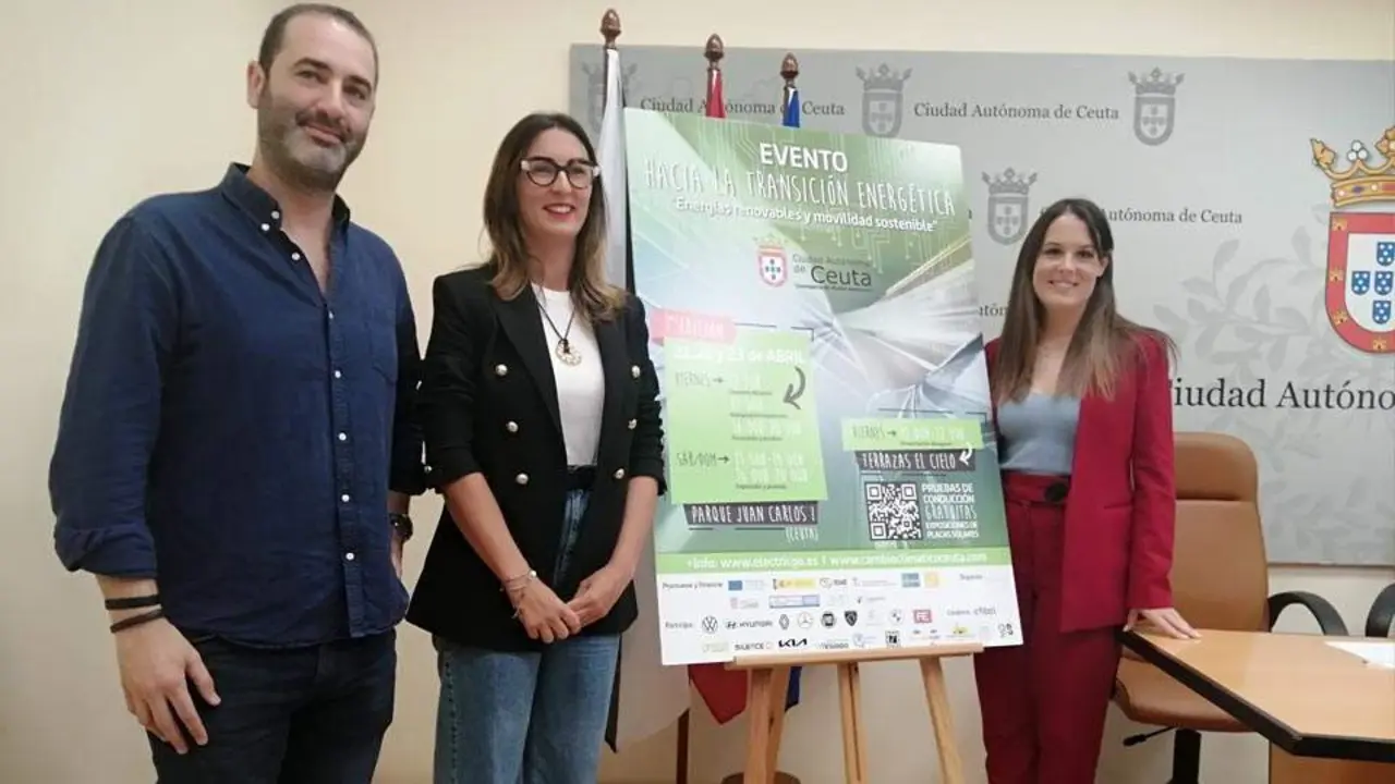 La directora general de Medio Ambiente, Carmen Gonz&aacute;lez (en el centro), tras la rueda de prensa de presentaci&oacute;n de la feria (C.A.)