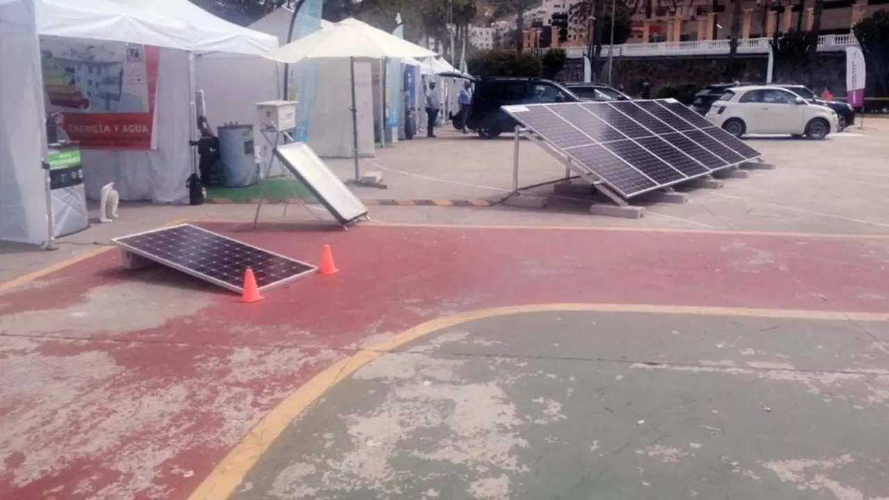 Instalaciones de  la feria &laquo;Hacia la transici&oacute;n energ&eacute;tica: energ&iacute;as renovables y movilidad sostenible&raquo;, en el parque Juan Carlos I (C.A.)