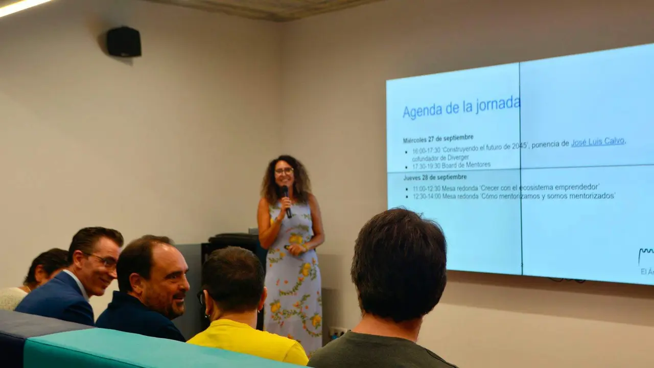 Sesi&oacute;n del &laquo;Encuentro de mentores&raquo; celebrada hoy en la sede de Ceuta Open Future (A. CASTILLO)