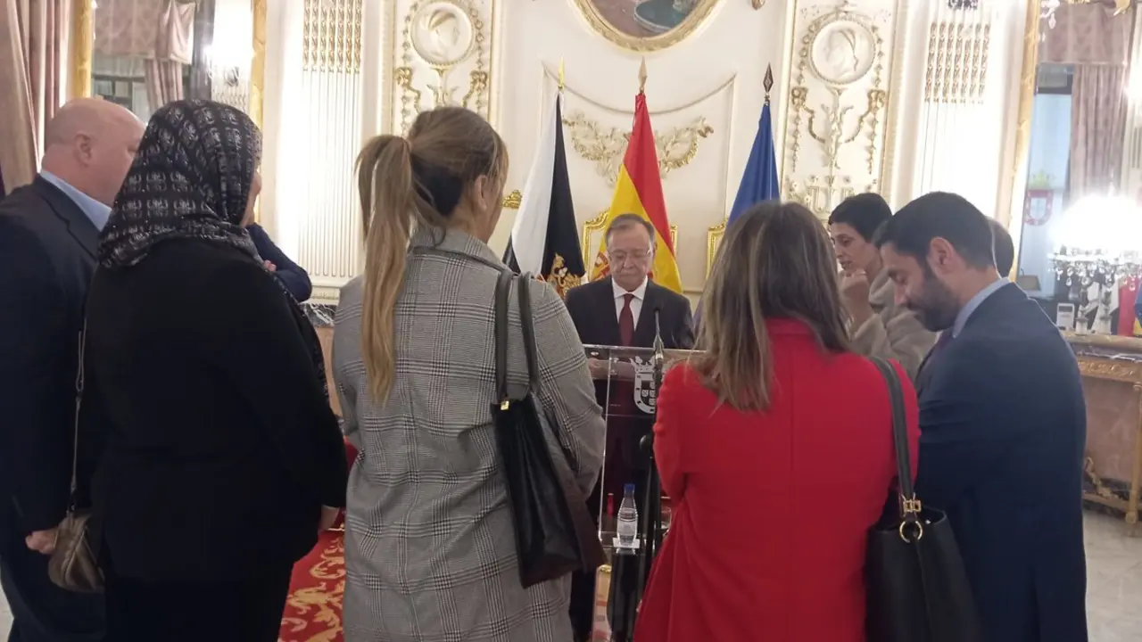Vivas, rodeado de algunos de sus consejeros al t&eacute;rmino de su intervenci&oacute;n (C.A.)