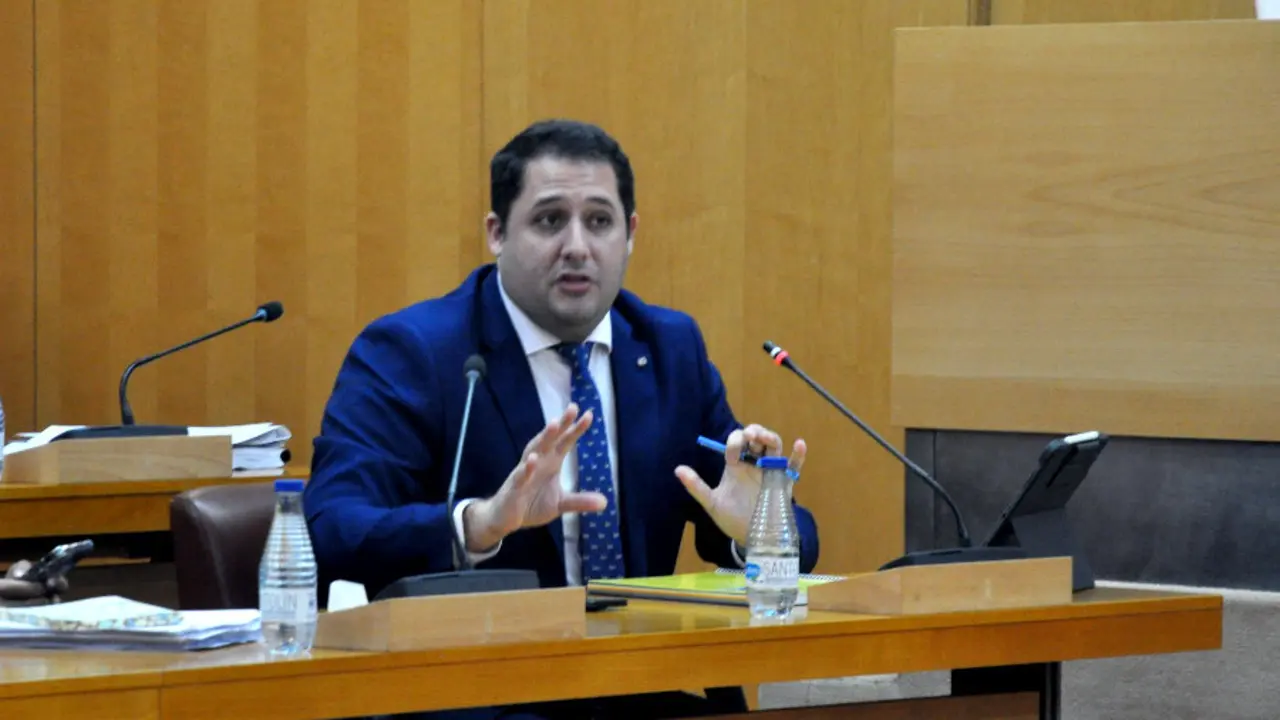 El consejero de Fomento durante su intervenci&oacute;n en la sesi&oacute;n de control de este mi&eacute;rcoles / Pablo Mat&eacute;s 