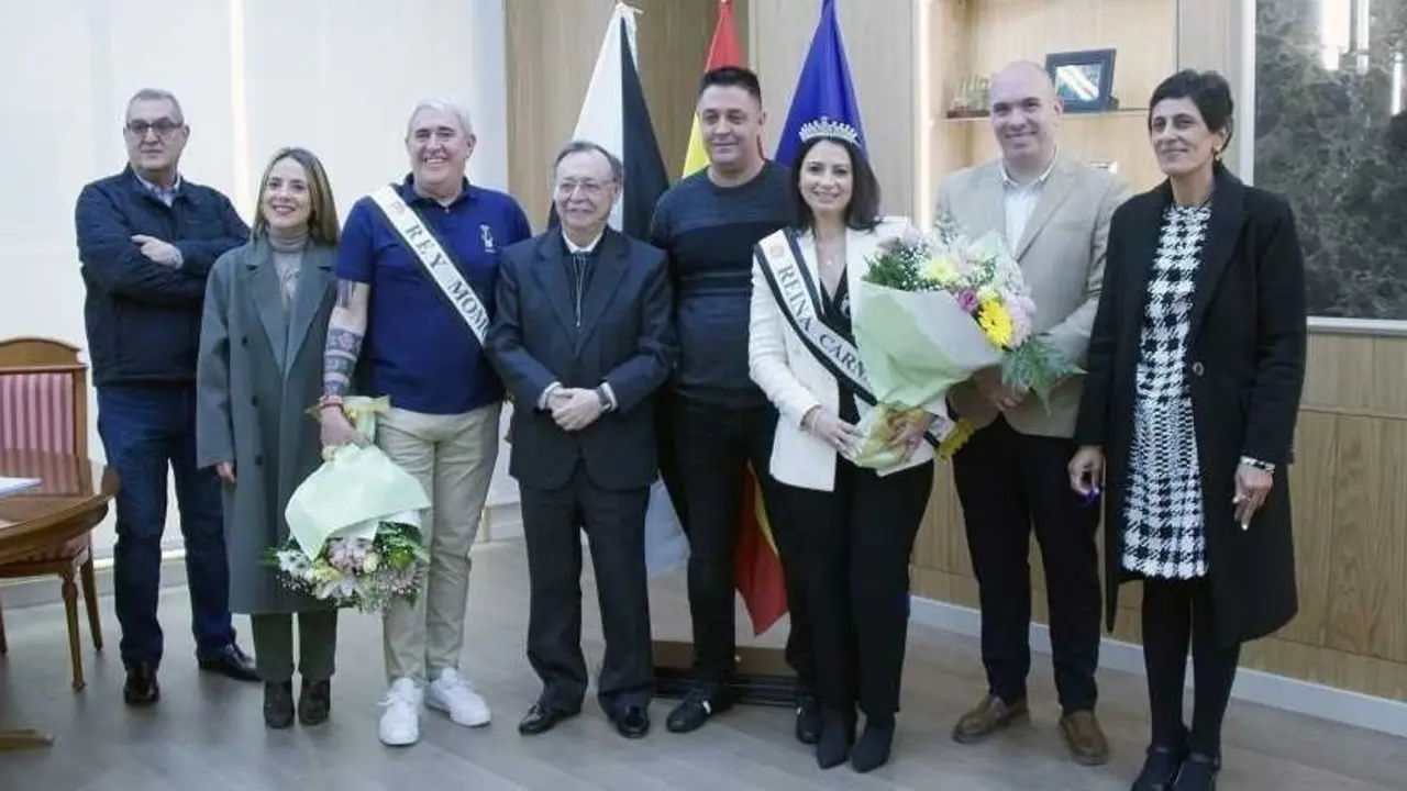Juan Vivas, acompa&ntilde;ado por las consejeras Kissy Chandiramani y Pilar Orozco y su jefa de Gabinete, Carolina P&eacute;rez, ha recibido este jueves a la Reina del Carnaval, Lola Seglar, y al &lsquo;Dios Momo&rsquo;, Jos&eacute; Luis Monteoliva